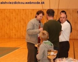 Kapitán Dobrej partičky preberá cenu za 4. miesto Lenivá lopta 2009