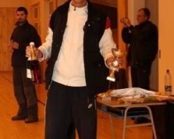 Kapitán Drink Teamu s pohárom za 3. miesto Lenivá lopta 2009