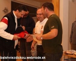 Najlepší strelec turnaja Peter Chromek vľavo Lenivá lopta 2009