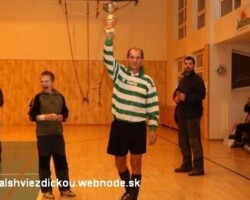 Víťaznú trofej prebral kapitán Dinama Oremlaz Milan Parobek Lenivá lopta 2009